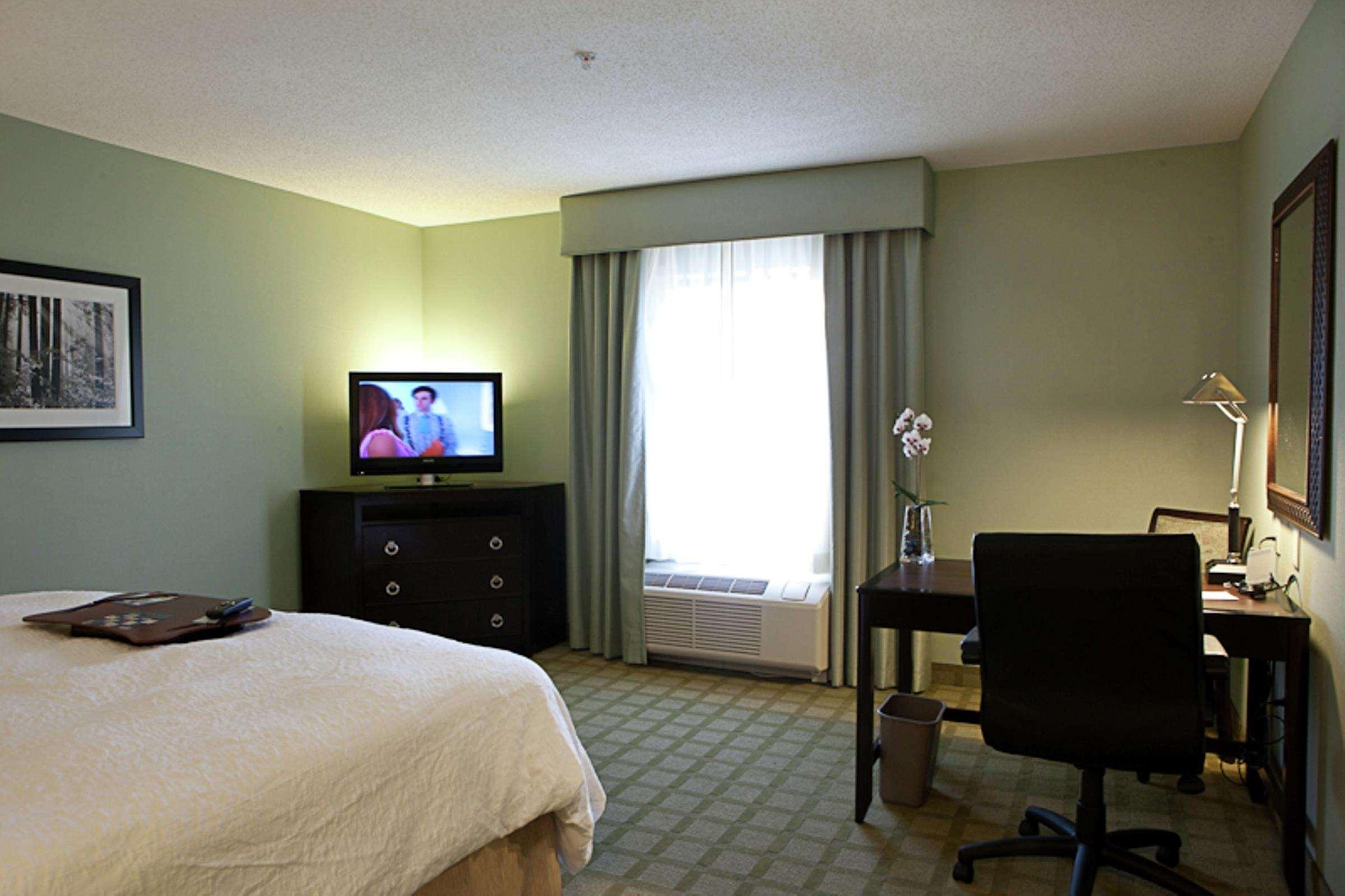 Hampton Inn & Suites Detroit-Canton Exterior photo