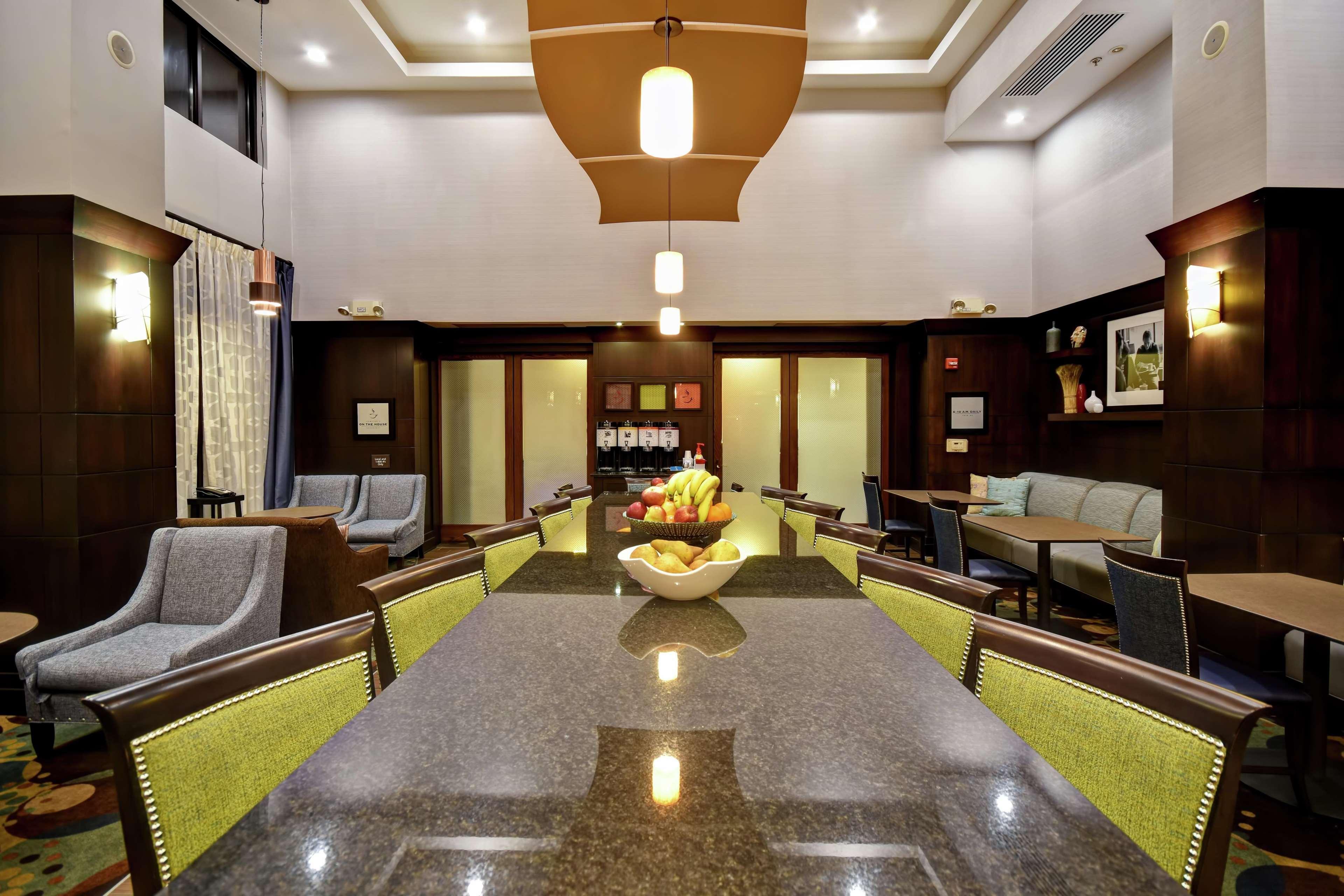 Hampton Inn & Suites Detroit-Canton Exterior photo