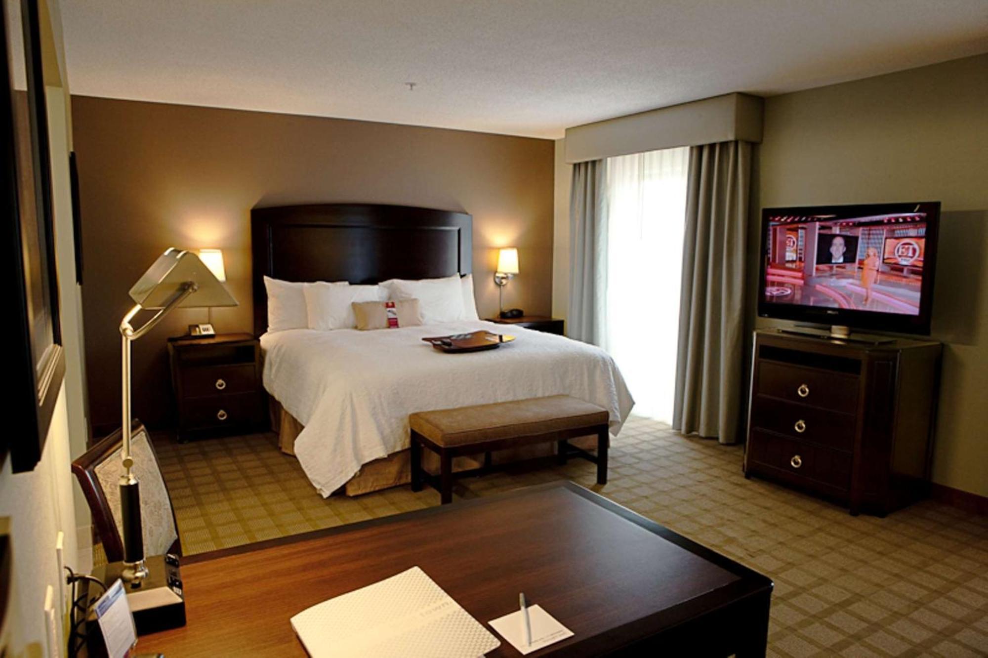 Hampton Inn & Suites Detroit-Canton Exterior photo