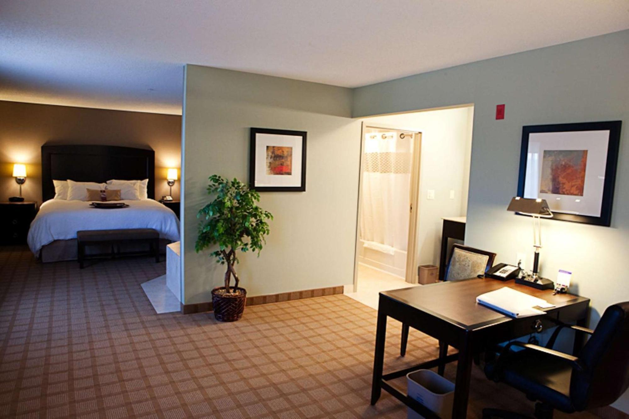 Hampton Inn & Suites Detroit-Canton Exterior photo