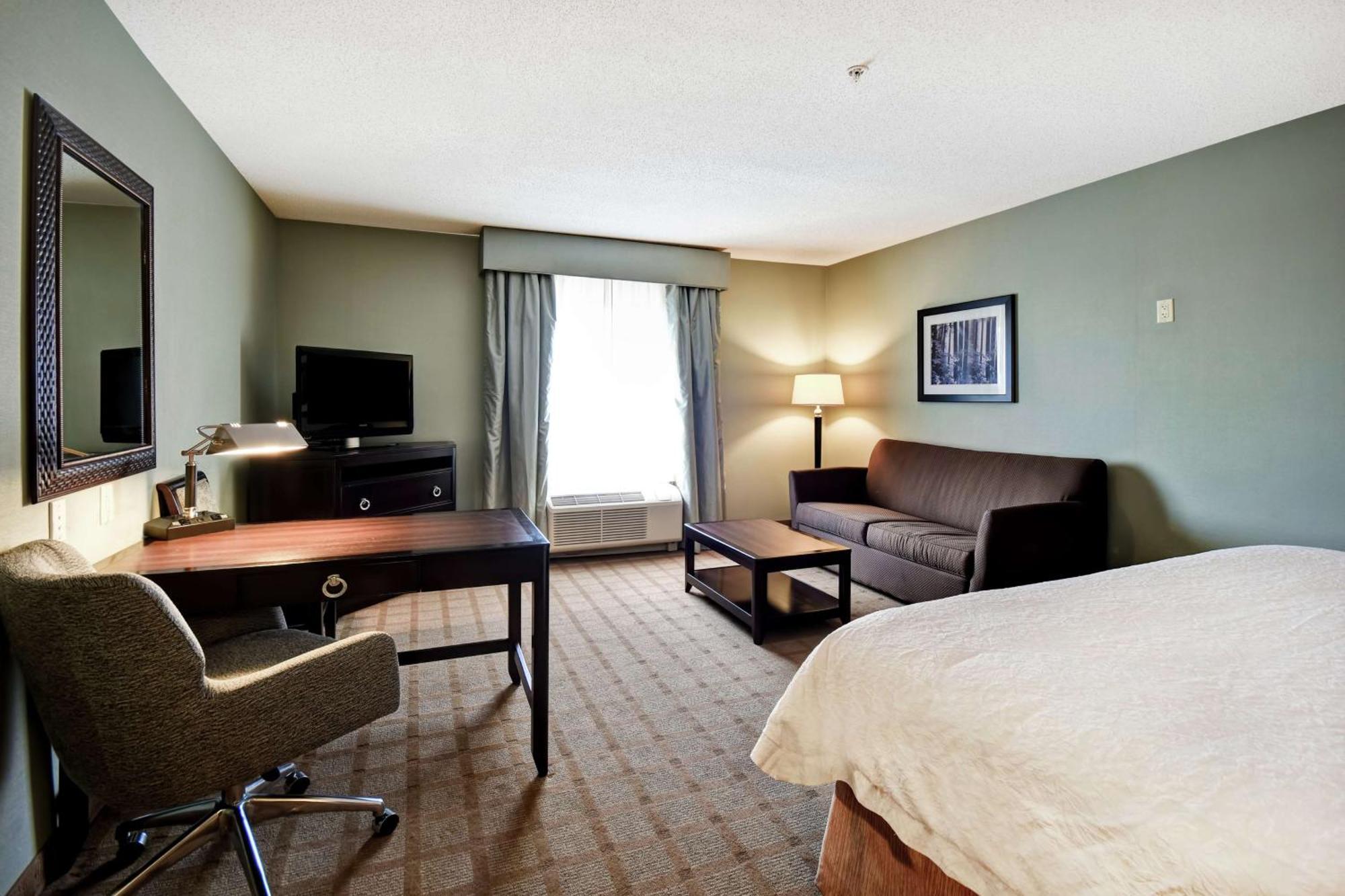 Hampton Inn & Suites Detroit-Canton Exterior photo