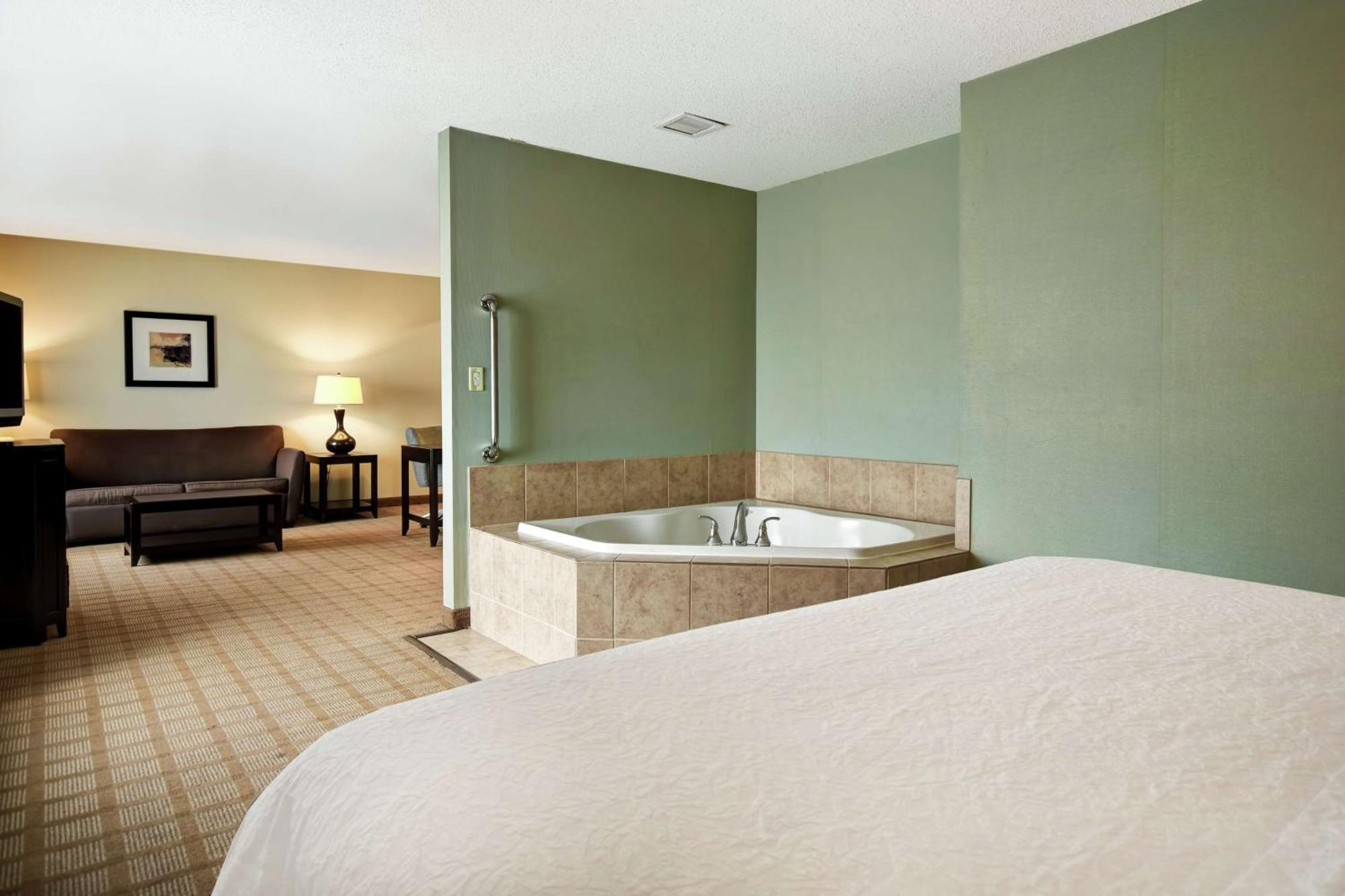 Hampton Inn & Suites Detroit-Canton Exterior photo