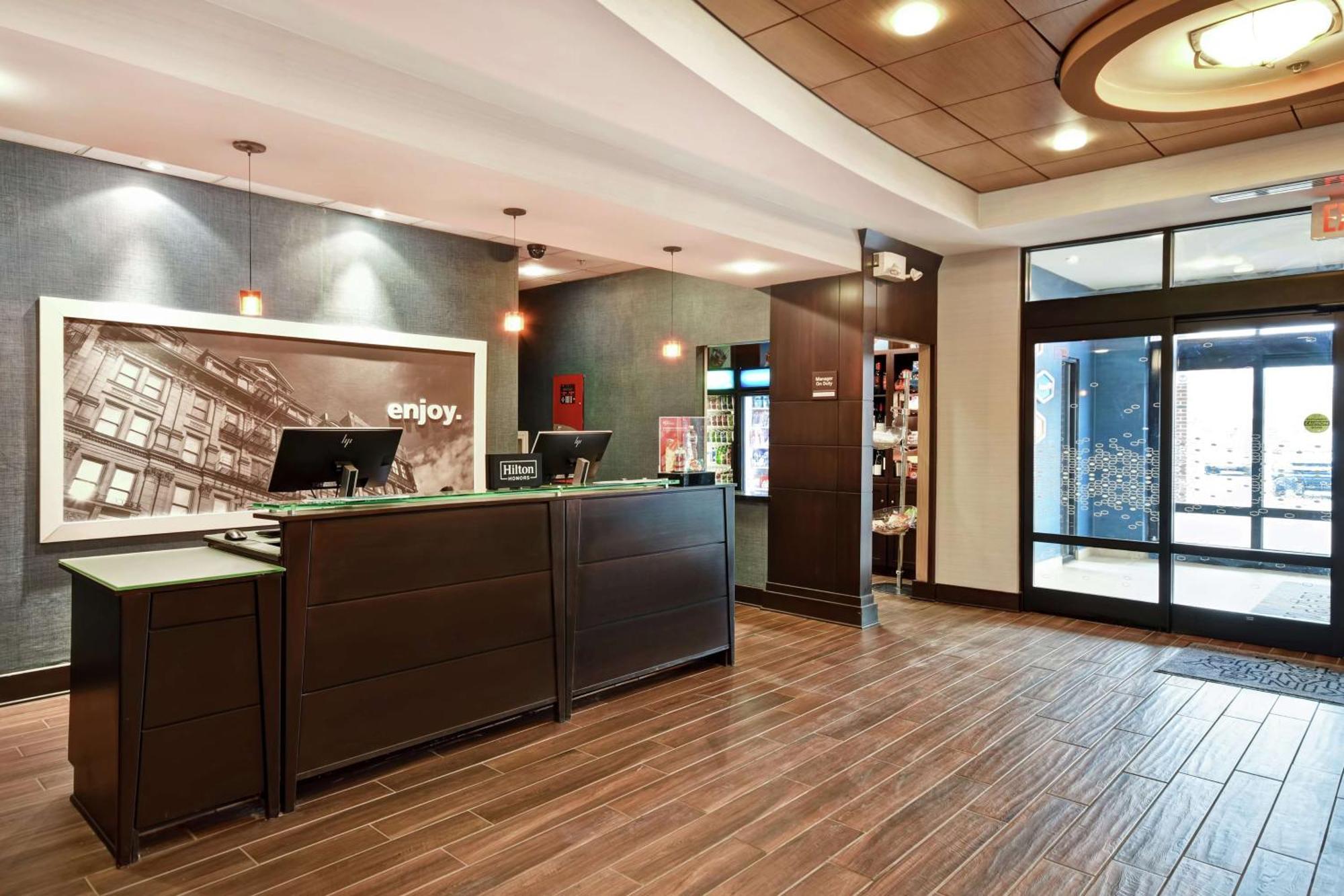 Hampton Inn & Suites Detroit-Canton Exterior photo